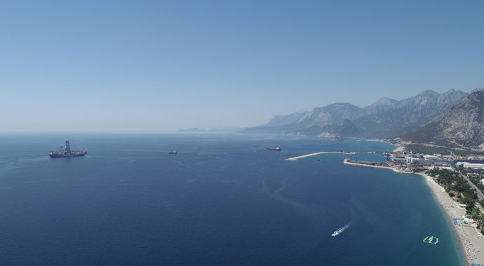 Antalya Körfezi'ne demirleyen sondaj gemisi Yavuz ilgi odağı oldu
