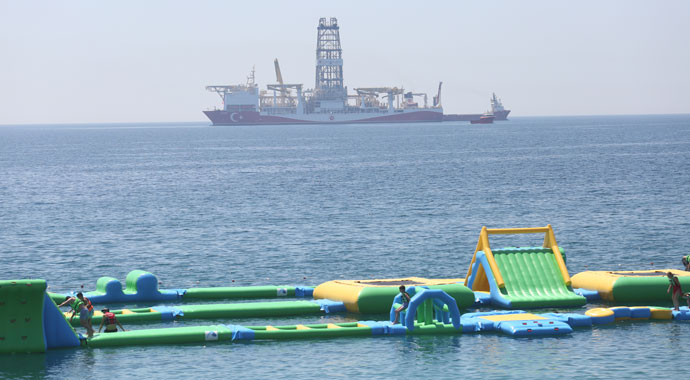 Antalya Körfezi'ne demirleyen sondaj gemisi Yavuz ilgi odağı oldu
