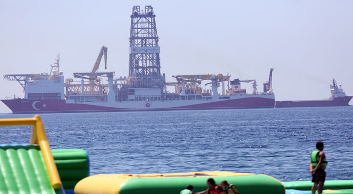 Antalya Körfezi'ne demirleyen sondaj gemisi Yavuz ilgi odağı oldu