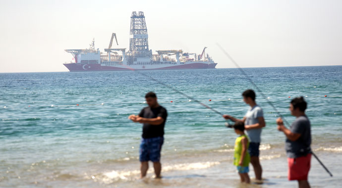 Antalya Körfezi'ne demirleyen sondaj gemisi Yavuz ilgi odağı oldu