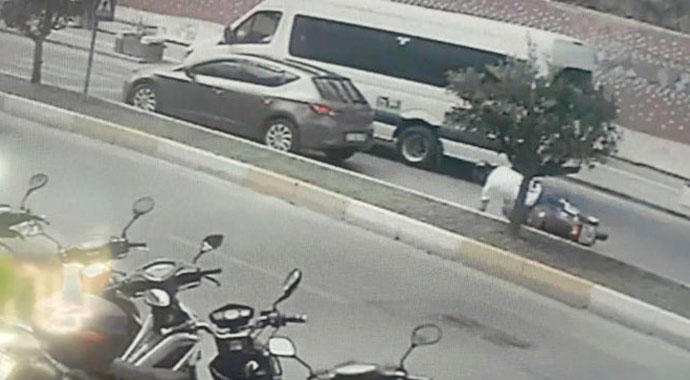 Yaya geçidinde bekleyen otomobile motosikletiyle arkadan çarptı: 1 yaralı