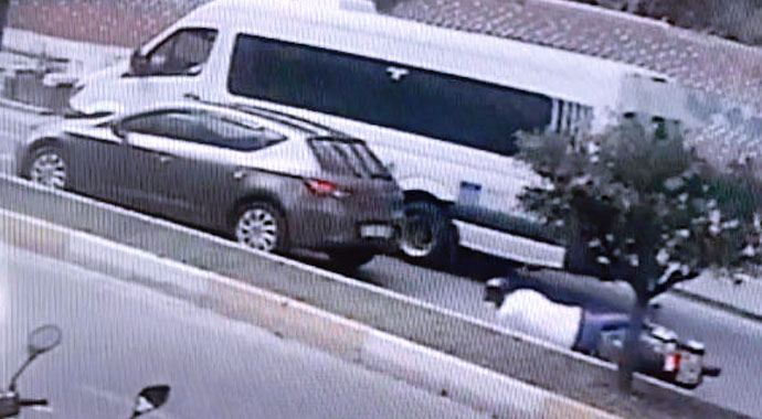 Yaya geçidinde bekleyen otomobile motosikletiyle arkadan çarptı: 1 yaralı