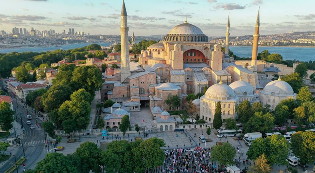 Ayasofya’da rezalet! Tarihi İmparatorluk Kapısı'nı tahrip ettiler