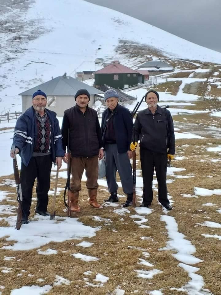 Yayla evlerine ayıların girdiğini duyunca tüfeklerini alıp yaylaya çıktılar