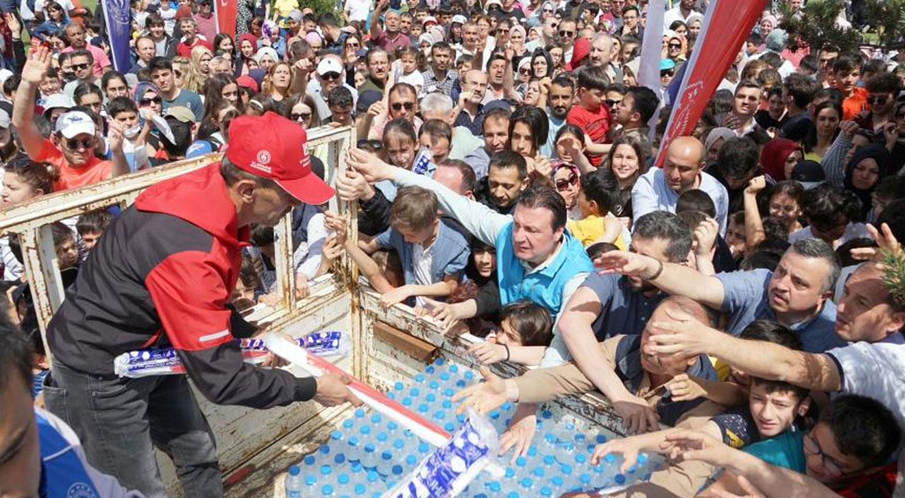 Uçurtma şenliğinde izdiham: Eğlenmeye gelen çocuklar kalabalıkta ezildi Uçurtma şenliğinde izdiham: Eğlenmeye gelen çocuklar kalabalıkta ezildi