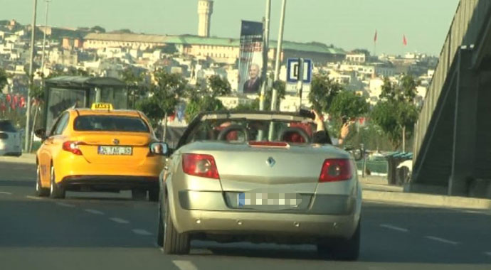 Yol boyunca canlı yayın yaptılar trafiktekilerin canını hiçe saydılar
