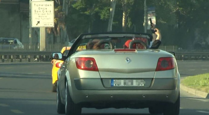 Yol boyunca canlı yayın yaptılar trafiktekilerin canını hiçe saydılar