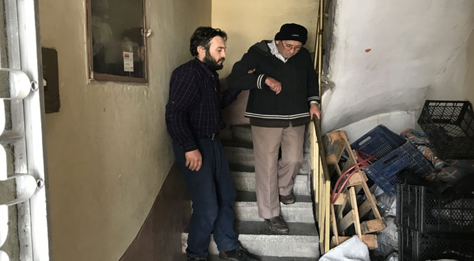 Bir haftadır hastanede sandalyenin üzerinde yatıyor