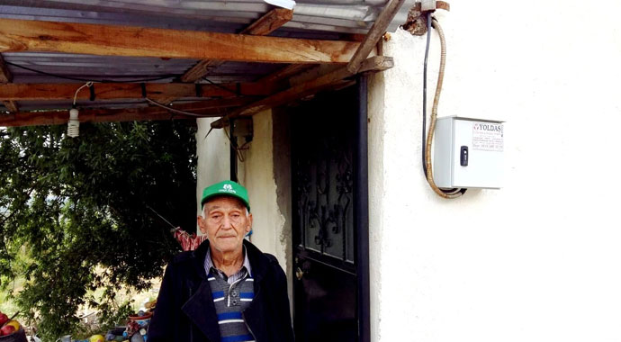 Yaşlı adamın yüzü 15 yıl sonra gelen elektrikle güldü