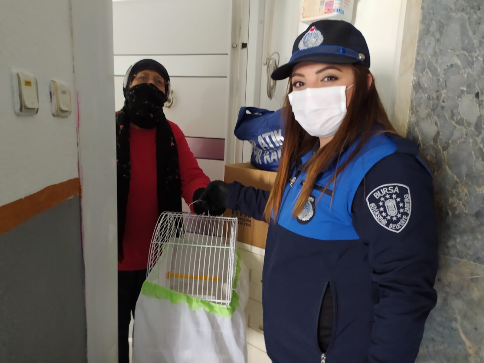 Evde kalan yaşlı kadın isteği ile belediye ekiplerini şok etti