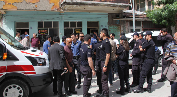 Yaşlı adamı ipte gördü, camı kırdı, kurtarmaya çalıştılar sonuçsuz kaldı