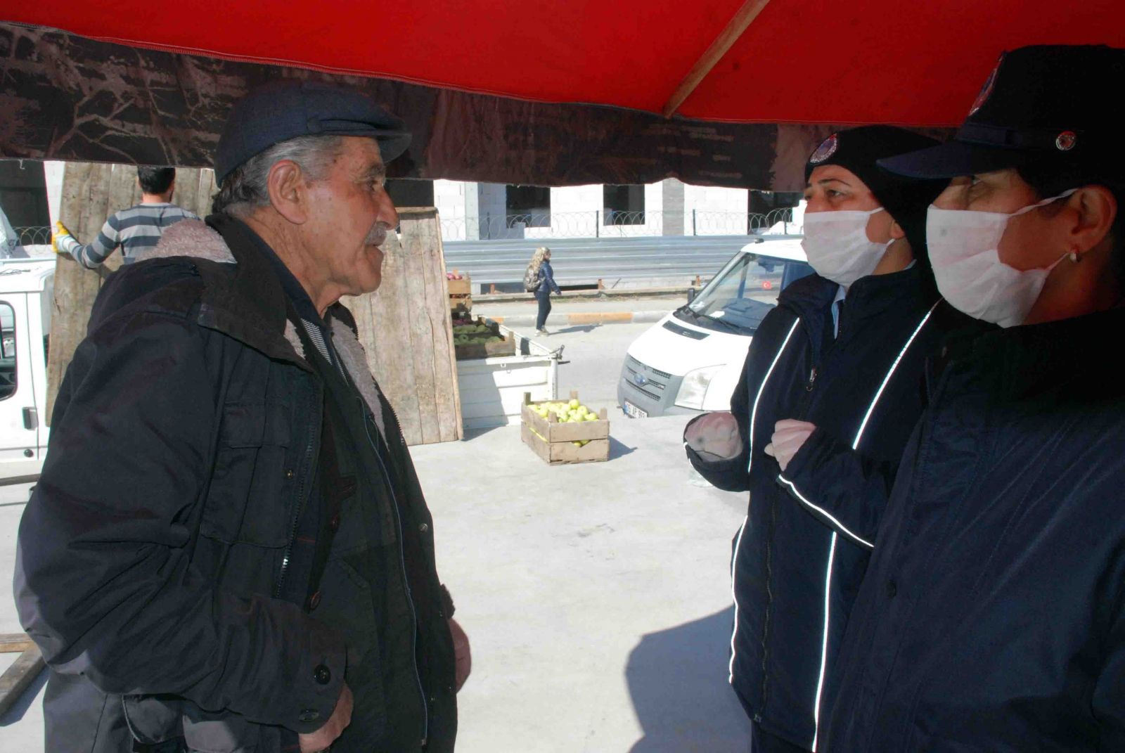 Yaşlılar evden çıkma yasağına uymadı, pazar alışverişine çıktı