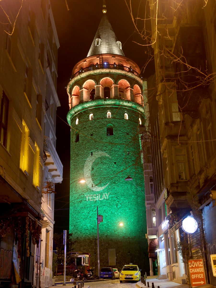 Galata Kulesi Yeşilay Haftası nedeniyle yeşile büründü