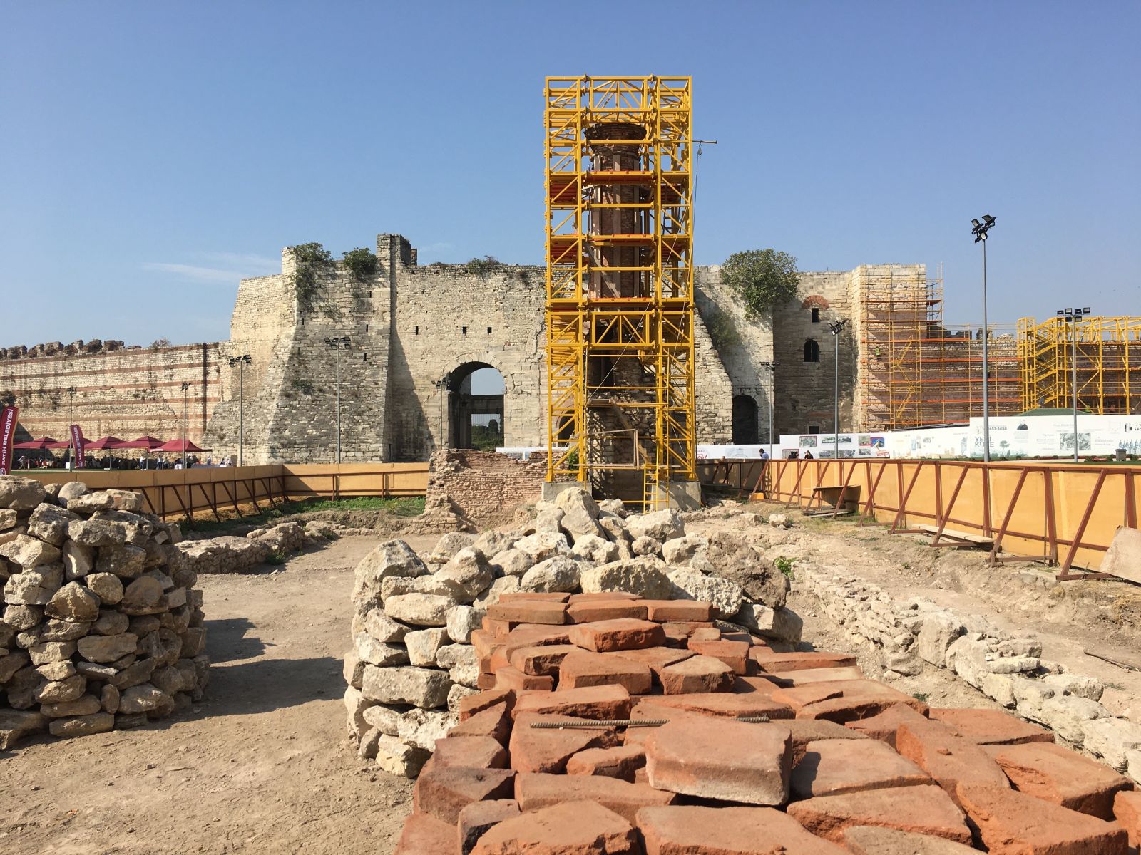 Tarihi Yedikule Hisarı restore ediliyor Tarihi Yedikule Hisarı restore ediliyor