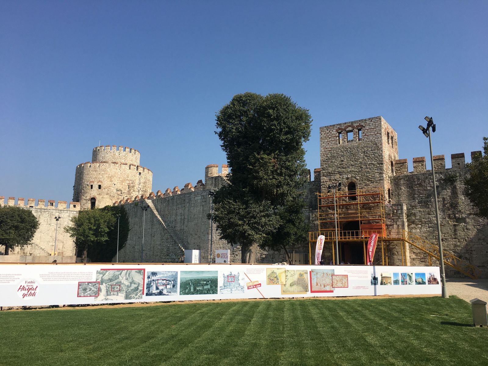 Tarihi Yedikule Hisarı restore ediliyor Tarihi Yedikule Hisarı restore ediliyor