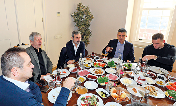 Fenerbahçeli futbolcular 'Birlik yemeklerine' devam ediyor