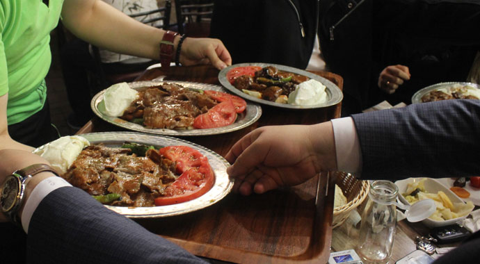 Tarihi lezzetle iftar açmak isteyen binlerce kişi oraya akın ediyor