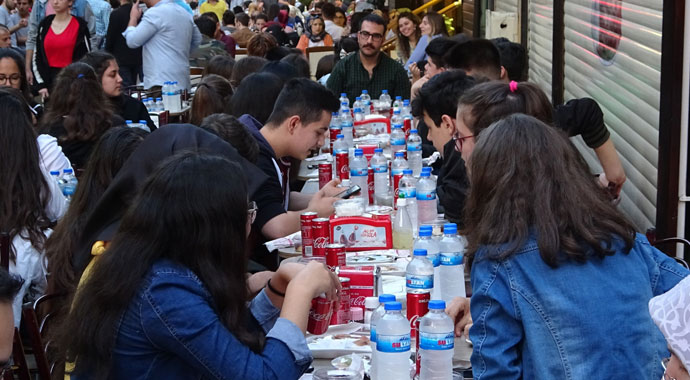 Tarihi lezzetle iftar açmak isteyen binlerce kişi oraya akın ediyor