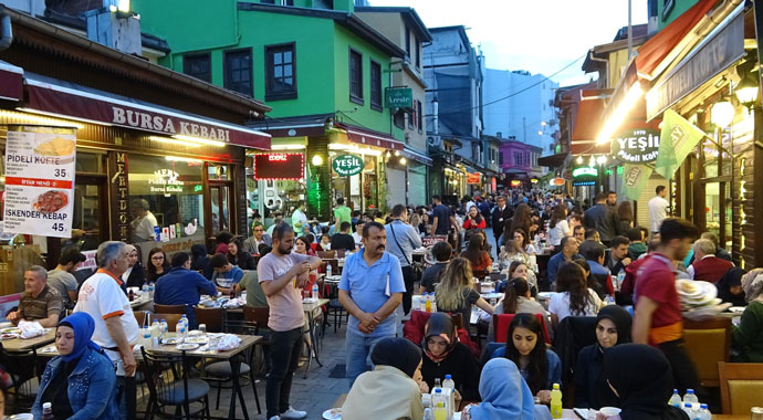 Tarihi lezzetle iftar açmak isteyen binlerce kişi oraya akın ediyor