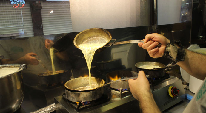 Tarihi lezzetle iftar açmak isteyen binlerce kişi oraya akın ediyor
