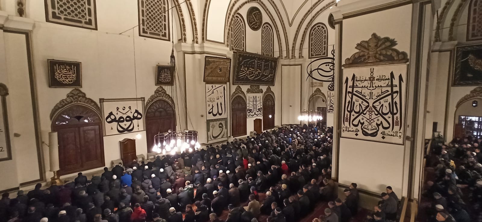 Yeni yılın ilk günü Ulucami doldu taştı, trafik kilitlendi