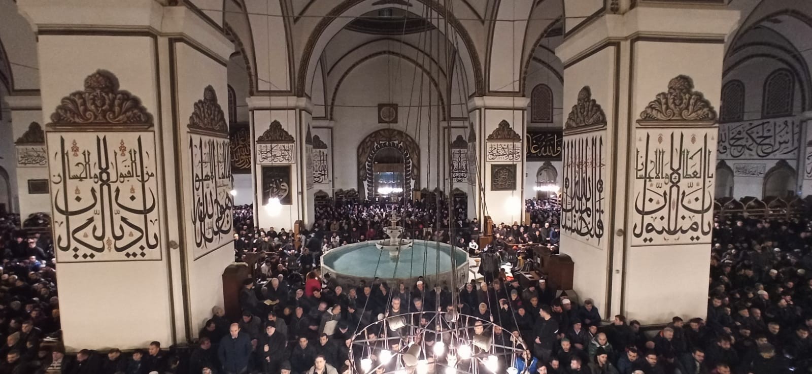 Yeni yılın ilk günü Ulucami doldu taştı, trafik kilitlendi