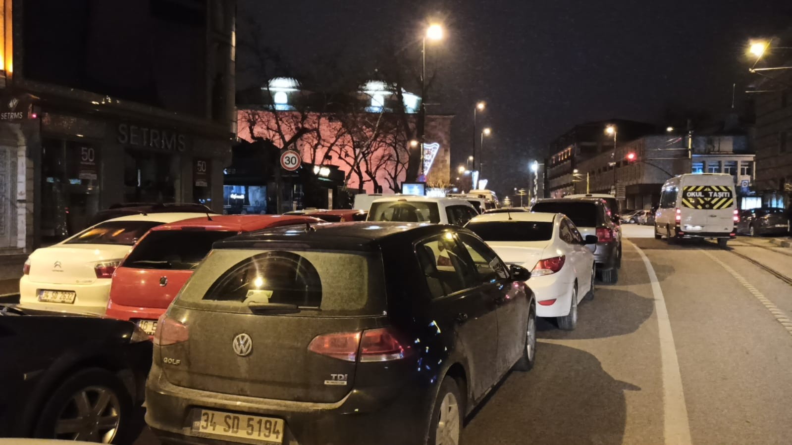 Yeni yılın ilk günü Ulucami doldu taştı, trafik kilitlendi