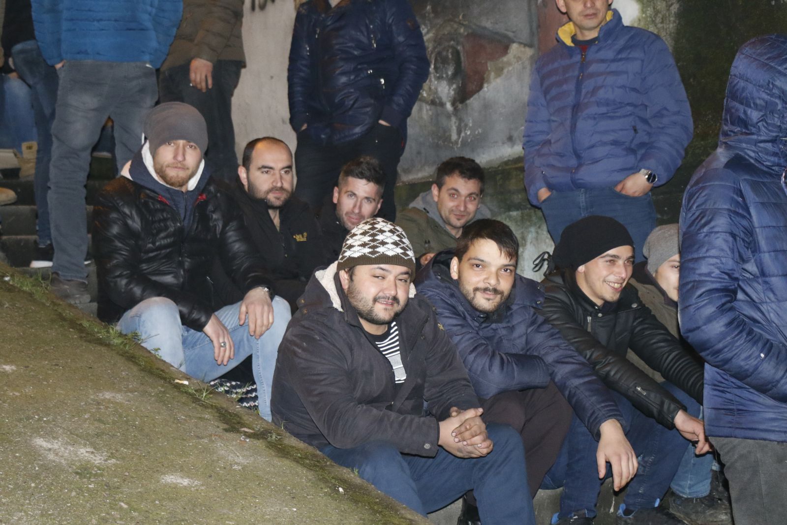 Yerin metrelerce altında çalışmak için geceden kuyruğa girdiler