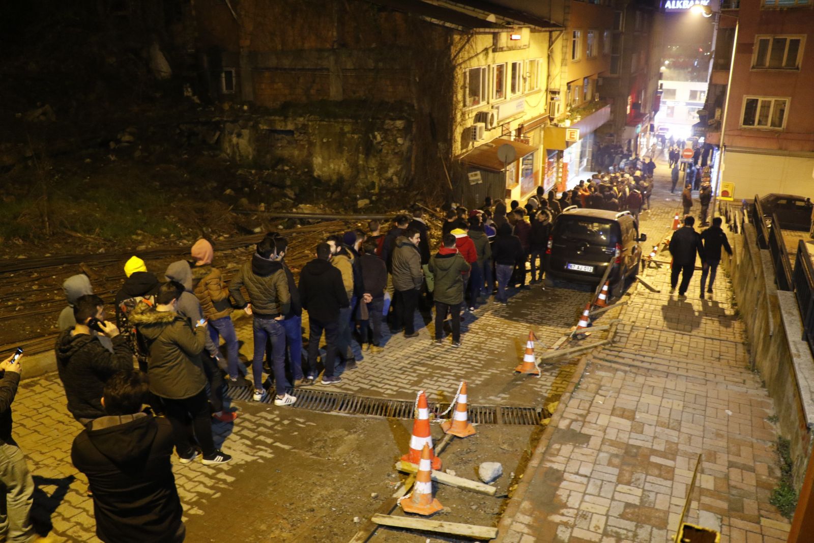 Yerin metrelerce altında çalışmak için geceden kuyruğa girdiler