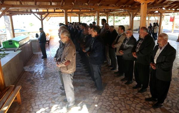 Yeşilçam yıldızı Nimet Alp'i bir avuç insan toprağa verdi