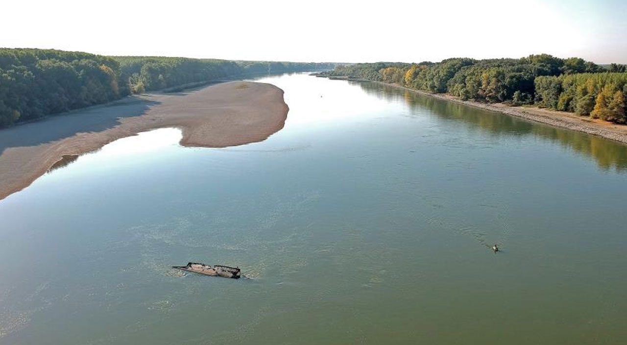 Sular çekildi 2. Dünya Savaşı’ndan kalma gemi ortaya çıktı