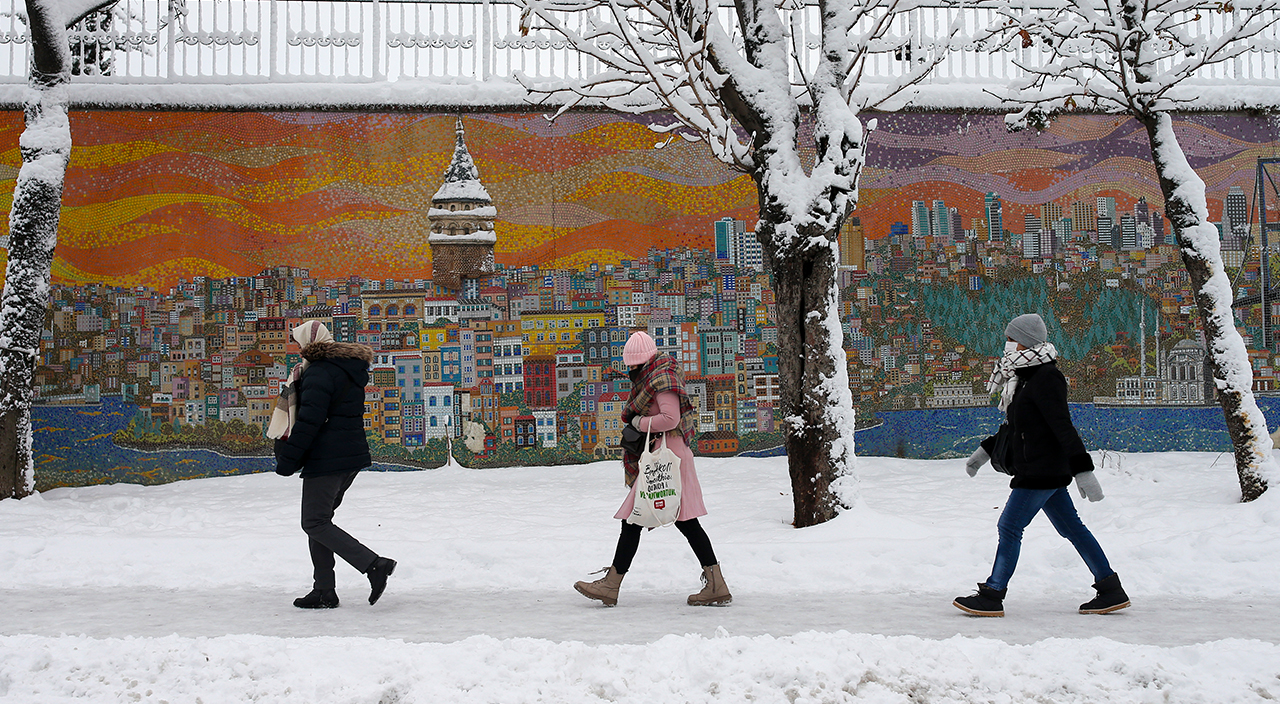 Kar nedeniyle yolda kalan araçlar çekiliyor