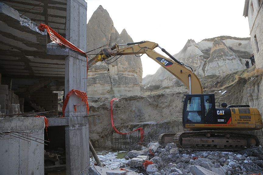 Göreme'de peribacaları bölgesindeki inşaat yıkıldı