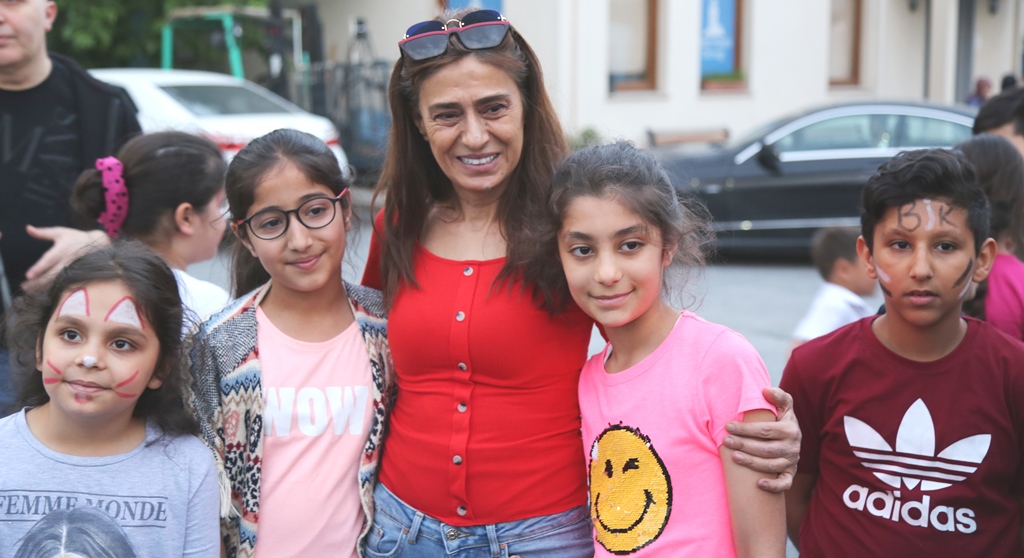 Yıldız Tilbe’den yetim çocuklara iftar sürprizi