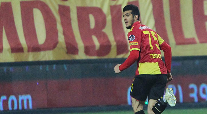 Görenler şaşırdı! Yırtık çorap modasına Tayfur Bingöl de katıldı