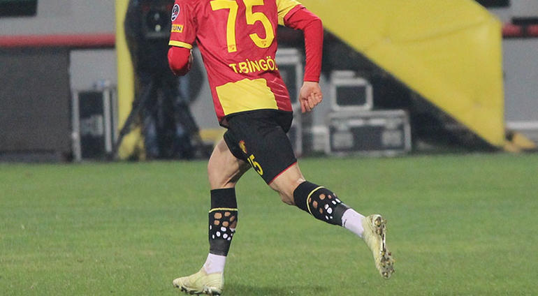 Görenler şaşırdı! Yırtık çorap modasına Tayfur Bingöl de katıldı