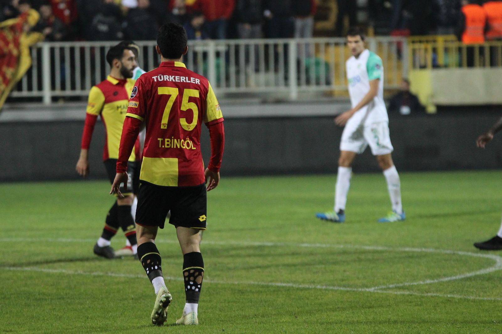 Görenler şaşırdı! Yırtık çorap modasına Tayfur Bingöl de katıldı