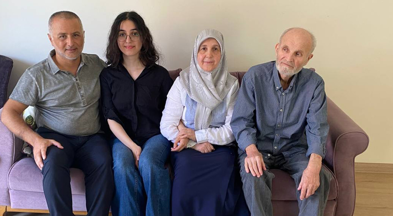 Doktor ailenin kızı 500 tam puan aldı: YKS Türkiye birincisi Zeynep Dila Kuyucu iki sınavın da şampiyonu oldu Doktor ailenin kızı 500 tam puan aldı: YKS Türkiye birincisi Zeynep Dila Kuyucu iki sınavın da şampiyonu oldu