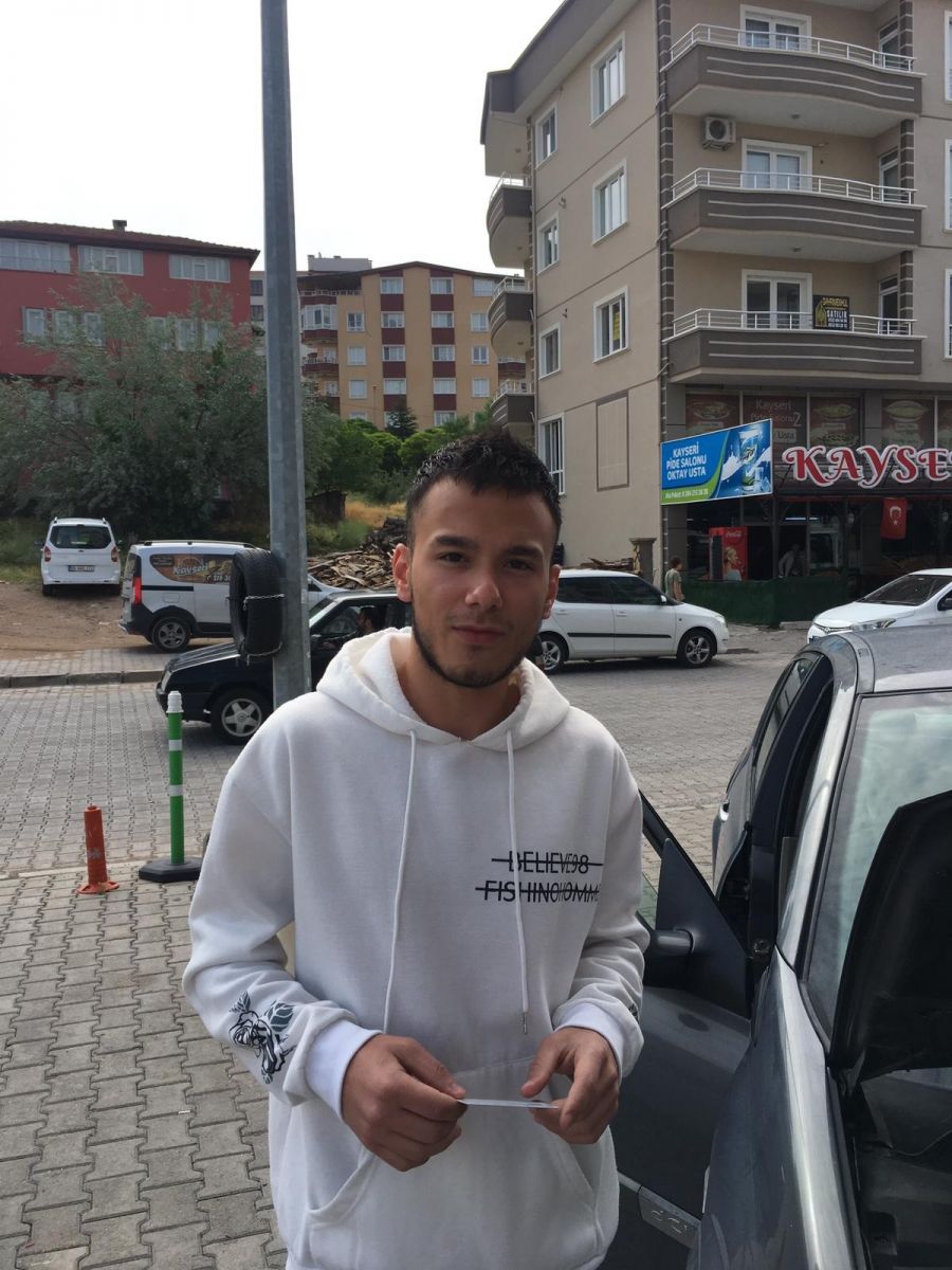 Sınava girecekti kimliği otomobilin camına sıkıştı
