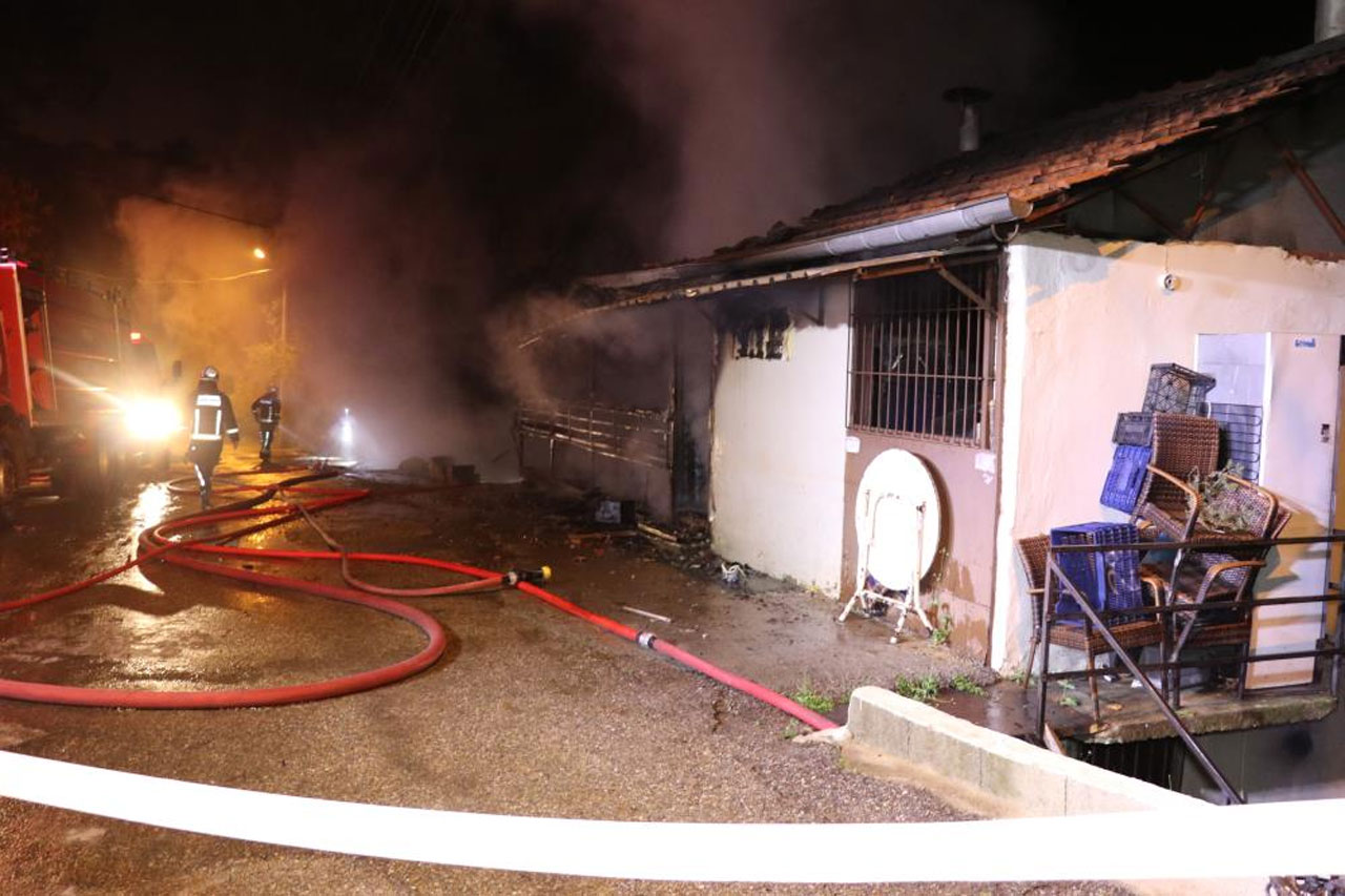 Antalya'da restoran alevlere teslim oldu