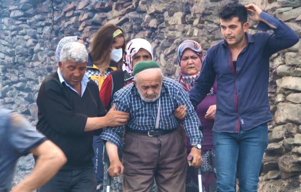16 evin küle döndüğü köyde, 2 ev daha yandı