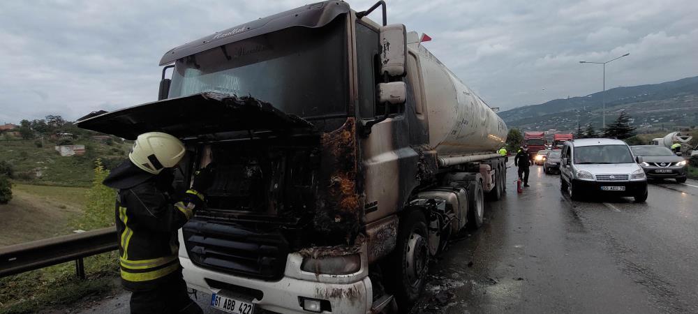 Tanker yandı, facianın eşiğinden dönüldü