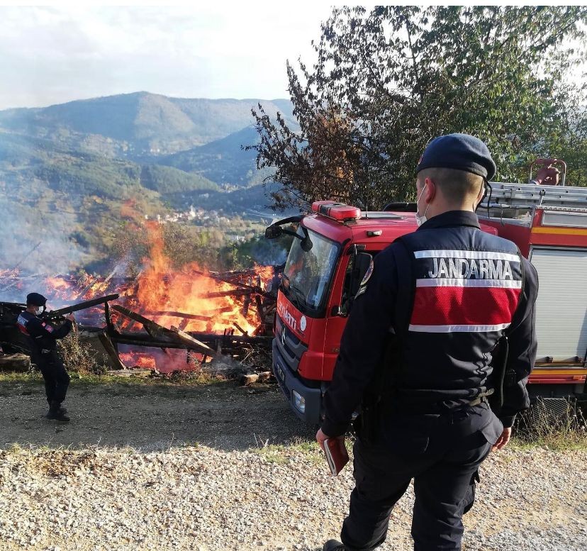 Alevler tüm evi sardı, kullanılamaz hale geldi