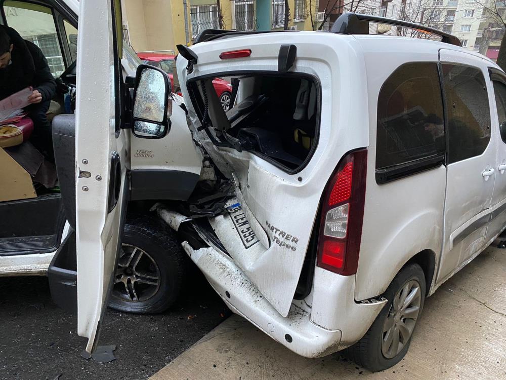 Okul servisi 4 araca çarparak durabildi: 3 öğrenci yaralandı