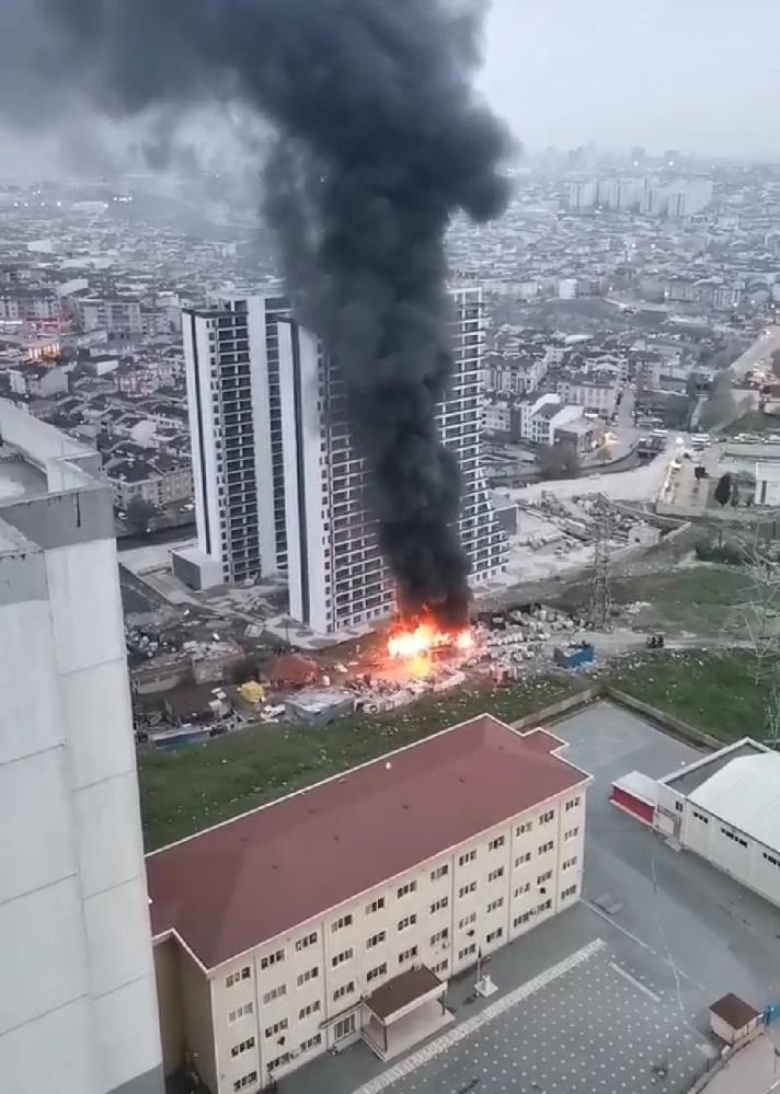 Esenyurt'ta korkutan yangın! Geri dönüşüm alanından dumanlar yükseldi