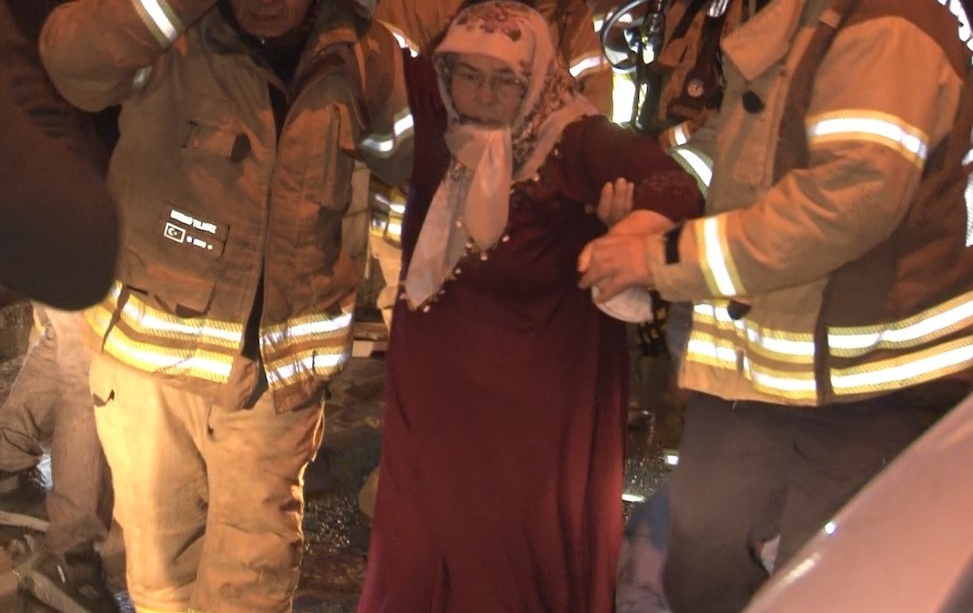 Fatih'te korkutan yangın: Mahsur kalan 22 kişi kurtarıldı Fatih'te korkutan yangın: Mahsur kalan 22 kişi kurtarıldı