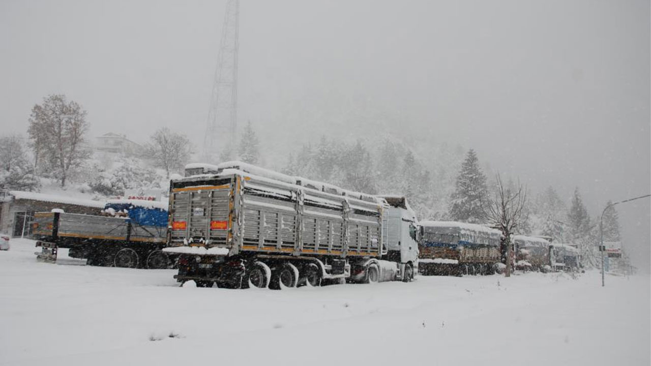 Antalya-Konya karayolu araç trafiğine kapatıldı