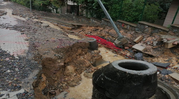 Üsküdar'da kara ile deniz birleşti, yol çöktü