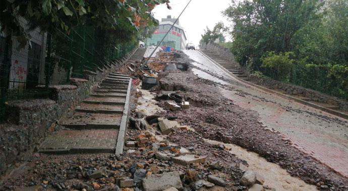 Üsküdar'da kara ile deniz birleşti, yol çöktü