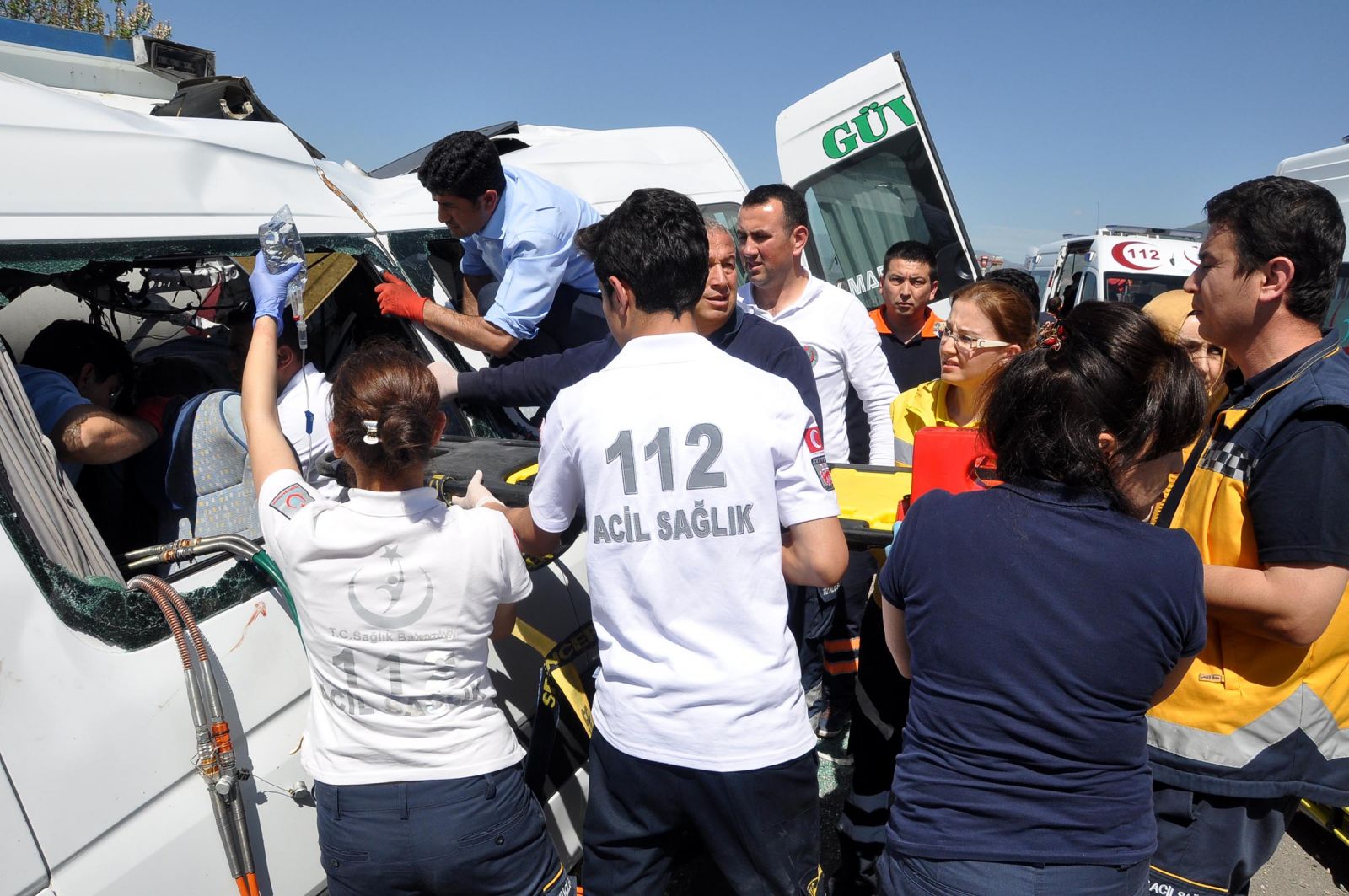 Yolcu minibüsü tankere çarptı: 3 kişi öldü, 11 yaralı var